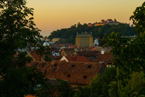 Brasov, Transilvania. Rumania: El hermoso paisaje de la ciudad por la noche. Panorama del casco antiguo al atardecer . —  Fotos de Stock