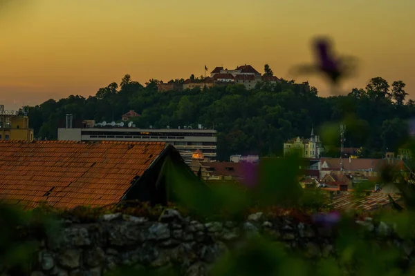 Brasov, Transylvanie. Roumanie : Le beau paysage de la ville dans la soirée. Panorama de la vieille ville au coucher du soleil . — Photo
