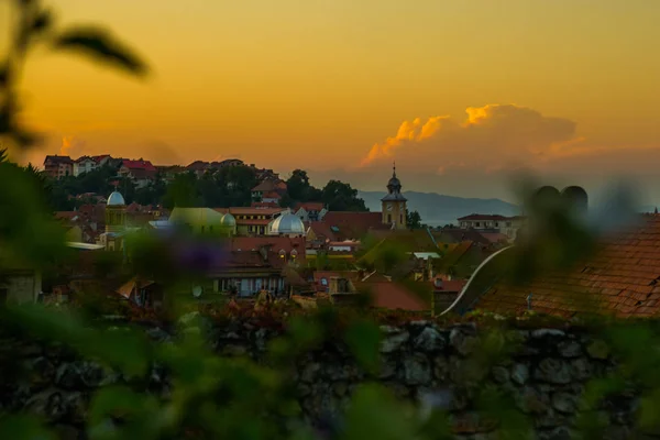 Brasov, Transilvânia. Romênia: A bela paisagem da cidade à noite. Panorama da cidade velha ao pôr do sol . — Fotografia de Stock