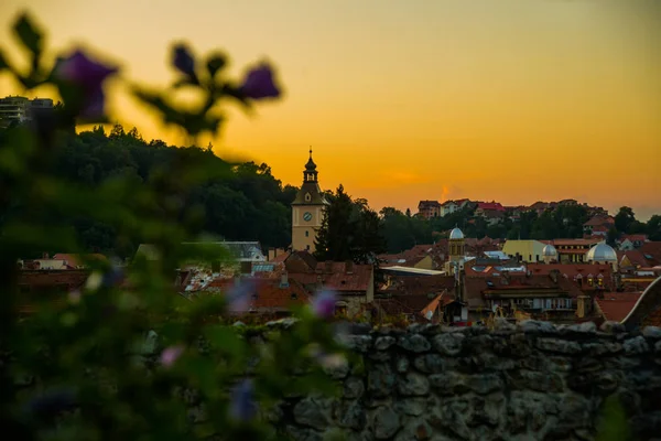 Brassó, Erdély. Románia: A gyönyörű táj a város este. Kilátás az óvárosra naplementekor. — Stock Fotó