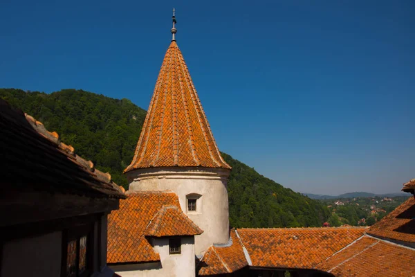 BRAN, RUMANIA: Castillo de Drakula. Patio interior del Castillo de Bran, un monumento nacional y un hito en Rumania . —  Fotos de Stock