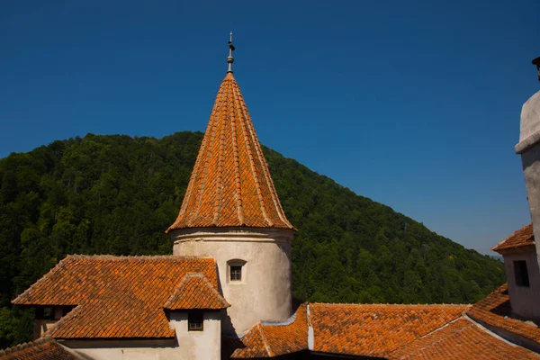 Bran, Roemenië: Drakula 's Castle. Binnenplaats van het Bran Castle, een nationaal monument en oriëntatiepunt in Roemenië. — Stockfoto