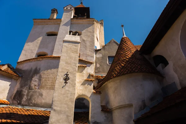 Bran, Roemenië: Drakula 's Castle. Binnenplaats van het Bran Castle, een nationaal monument en oriëntatiepunt in Roemenië. — Stockfoto