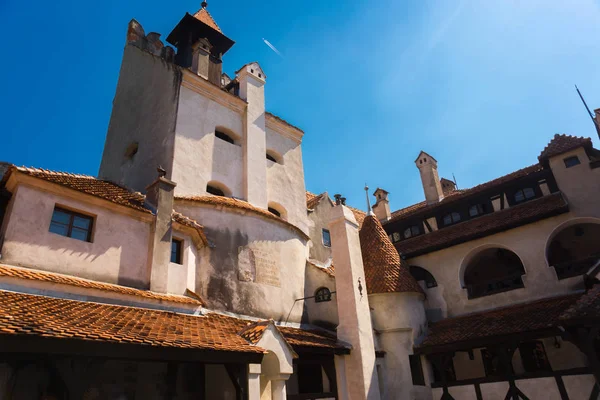 BRAN, RUMANIA: Castillo de Drakula. Patio interior del Castillo de Bran, un monumento nacional y un hito en Rumania . — Foto de Stock