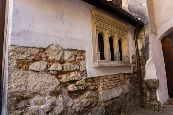 Kleie, Rumänien: Drakulas Burg. Innenhof der Burg Kleie, ein nationales Denkmal und Wahrzeichen in Rumänien. — Stockfoto