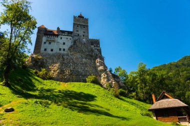 Bran, Romanya: Drakula 'nın Kalesi. Bir yaz günü Bran şatosu olan güzel bir manzara.