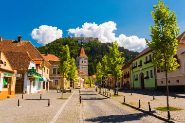 Rasnov, Romanya: Merkez caddedeki manzara ve tepenin üstündeki Rasnov kalesi. Konum: Brasov County, Transilvanya, Romanya.