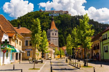Rasnov, Romanya: Merkez caddedeki manzara ve tepenin üstündeki Rasnov kalesi. Konum: Brasov County, Transilvanya, Romanya.