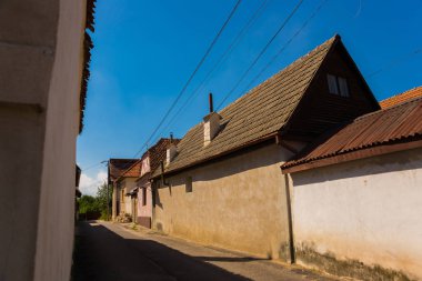 Rasnov, Romanya: Brasov kenti yakınlarındaki geleneksel Romen tarzında bir ortaçağ kalesi olan Rasnov Kalesi 'nin avlusunun içi ve eski evleri