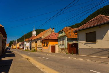 Rasnov, Romanya: Brasov kenti yakınlarındaki geleneksel Romen tarzında bir ortaçağ kalesi olan Rasnov Kalesi 'nin avlusunun içi ve eski evleri