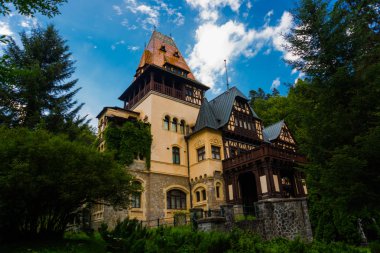 Pelisor Kalesi, Sinaia, Romanya. Romen şehir Sinaia yakınındaki Peles Kalesi yanında yer alan ünlü Pelisor Kalesi'nin görünümü.