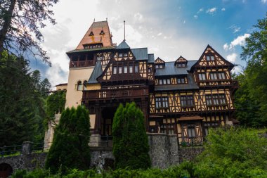 Pelisor Kalesi, Sinaia, Romanya. Romen şehir Sinaia yakınındaki Peles Kalesi yanında yer alan ünlü Pelisor Kalesi'nin görünümü.