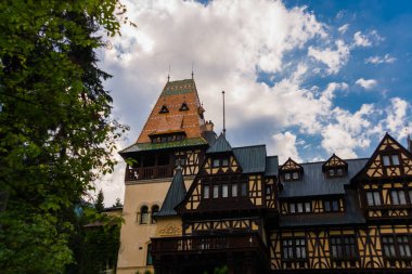 Pelisor Kalesi, Sinaia, Romanya. Romen şehir Sinaia yakınındaki Peles Kalesi yanında yer alan ünlü Pelisor Kalesi'nin görünümü.
