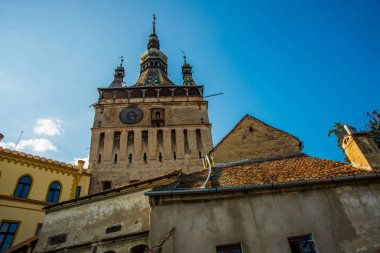 Sighisoara, Romanya: Sighisoara kalesindeki eski bina. Sighisoara 'daki Kule Saati.