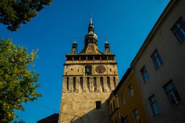 Sighisoara, Romanya: Sighisoara kalesindeki eski bina. Sighisoara 'daki Kule Saati.