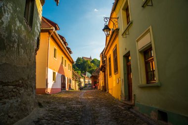Sighisoara, Romanya: Sighisoara 'da Sakson koloniciler tarafından kurulan Ortaçağ sokak görüşü