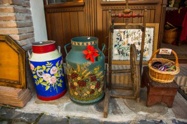 Sighisoara, Romanya: Evin dekorasyonu çok güzel. Sighisoara 'daki ortaçağ sokak manzarası Xiii yüzyılındaki Sakson koloniciler tarafından kuruldu.