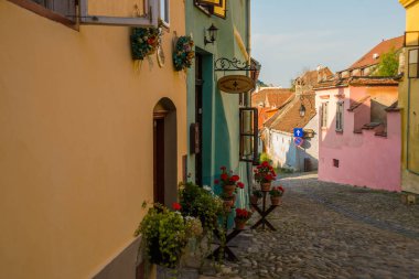 Sighisoara, Romanya: Sighisoara 'da Sakson koloniciler tarafından kurulan Ortaçağ sokak görüşü