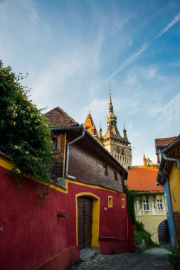 Sighisoara, Romanya: Sighisoara kalesindeki eski bina. Sighisoara 'daki Kule Saati.