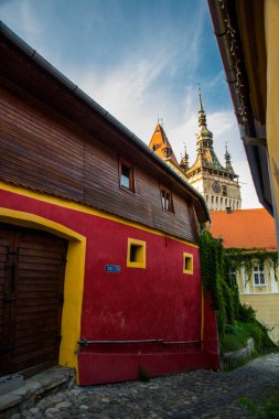 Sighisoara, Romanya: Sighisoara kalesindeki eski bina. Sighisoara 'daki Kule Saati.