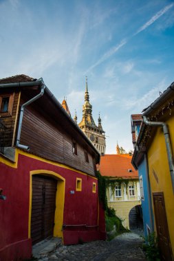 Sighisoara, Romanya: Sighisoara kalesindeki eski bina. Sighisoara 'daki Kule Saati.