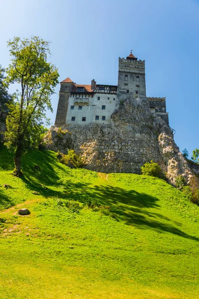 Castelo de Drakula, na Romênia. Bela paisagem com um castelo de farelo com um dia de verão — Fotografia de Stock