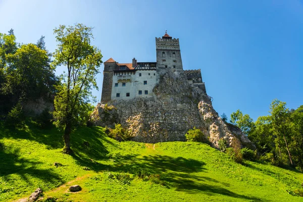 Castelo de Drakula, na Romênia. Bela paisagem com um castelo de farelo com um dia de verão — Fotografia de Stock