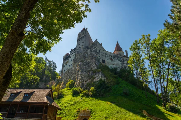 BRAN, ROMANIA: Замок Дракулы. Пейзаж с замком Брана с летним днем — стоковое фото