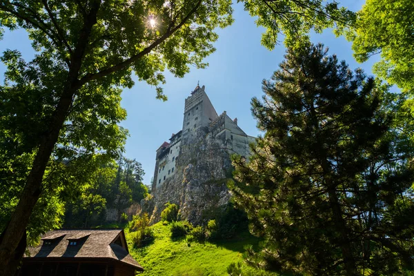 Castelo de Drakula, na Romênia. Bela paisagem com um castelo de farelo com um dia de verão — Fotografia de Stock