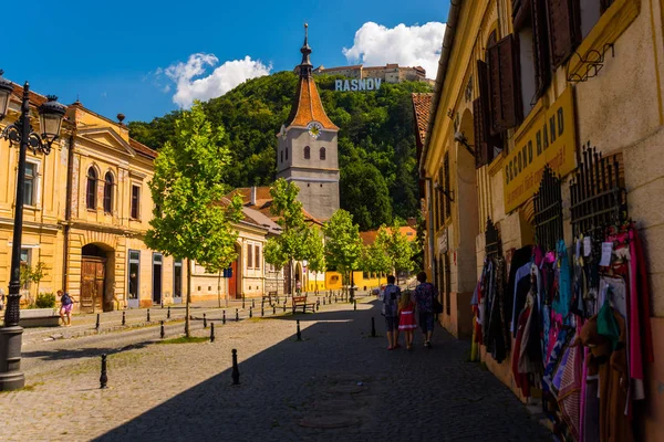 Rasnov, Roemenië: Scenic uitzicht op de centrale straat en Rasnov fort op de top van de heuvel. Plaats: Brasov, Transsylvanië, Roemenië. — Stockfoto