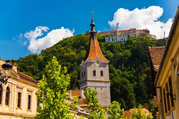 Rasnov, Romania: Scenic view on central street and Rasnov fortress on the top of hill. Location place: Brasov County, Transylvania, Romania. — Stock Photo, Image