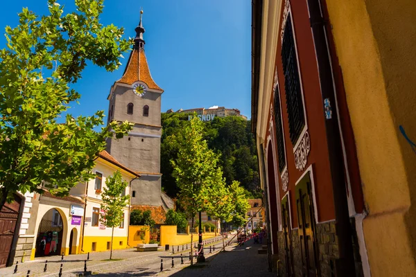 Rasnov, Romania: Scenic view on central street and Rasnov fortress on the top of hill. Location place: Brasov County, Transylvania, Romania. — Stock Photo, Image