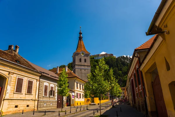 Rasnov, Romania: Scenic view on central street and Rasnov fortress on the top of hill. Location place: Brasov County, Transylvania, Romania. — Stock Photo, Image
