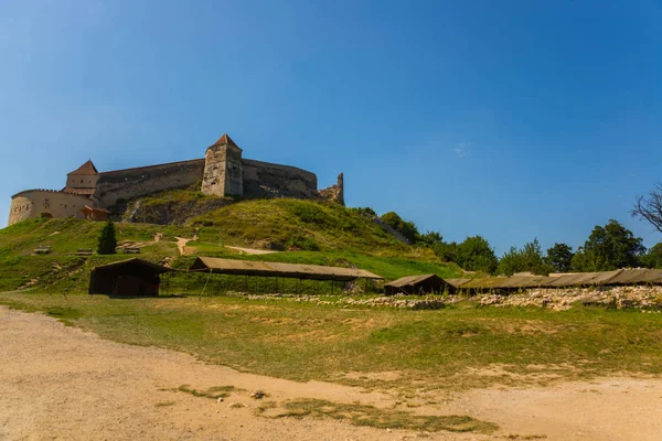 Medieval cidade murada Rasnov na colina, Romênia. Paisagem de outono com fortificação medieval Castelo Rasnov . — Fotografia de Stock