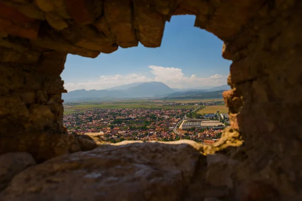 Ciudad amurallada medieval Rasnov en la colina, Rumania. Paisaje otoñal con fortificación medieval Castillo Rasnov . —  Fotos de Stock