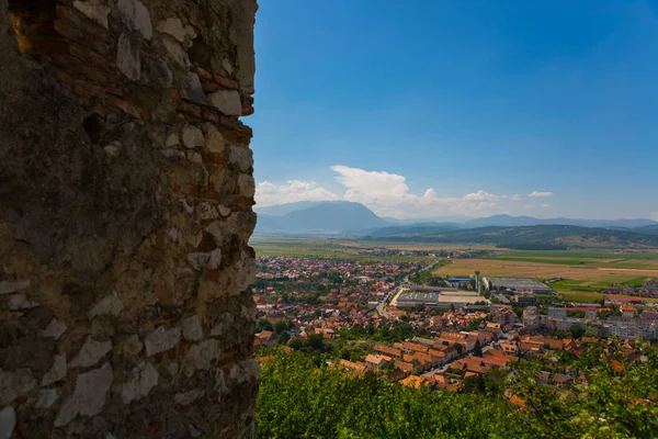 Rasnov, Rumania: Vista aérea de la fortaleza de Rasnov cerca de Brasov en Rumania — Foto de Stock