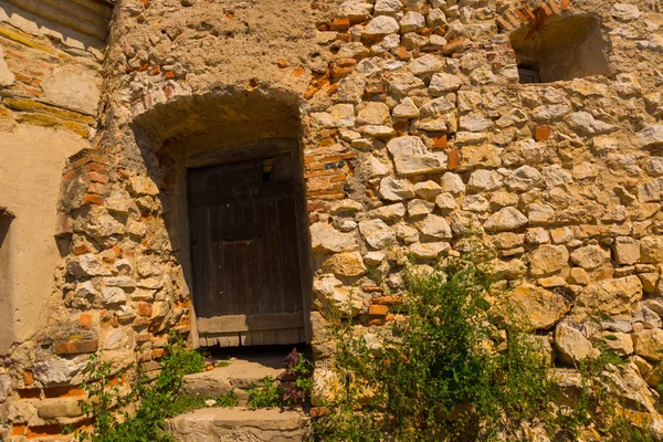 Středověké město Rasnov na kopci, Rumunsko. Podzimní krajina se středověkým hradem Rasnov. — Stock fotografie