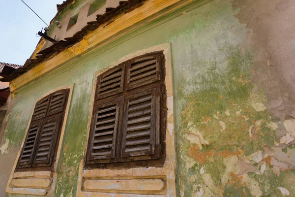 Rasnov, Roumanie : Cour intérieure et vieilles maisons de la Citadelle Rasnov - une forteresse médiévale de style roumain traditionnel près de la ville de Brasov — Photo