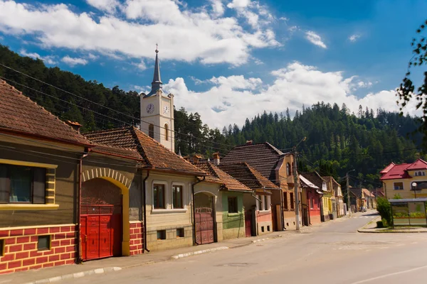Rasnov, Rumania: Iglesia Vieja y casas tradicionales en la calle . —  Fotos de Stock