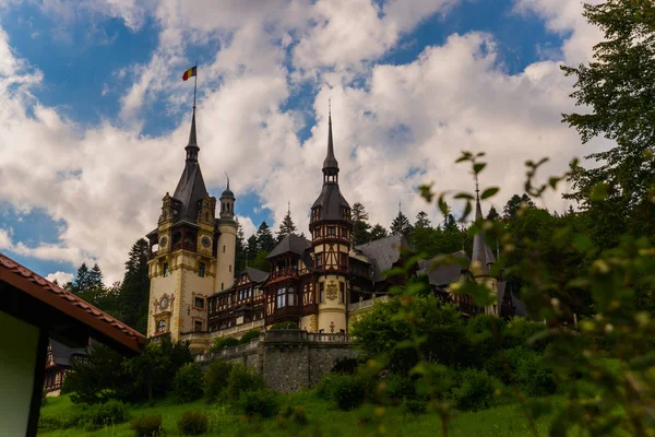 SINAIA, ROMANIA: Bellissimo Castello di Peles a Sinaia, Carpazi, Romania — Foto Stock