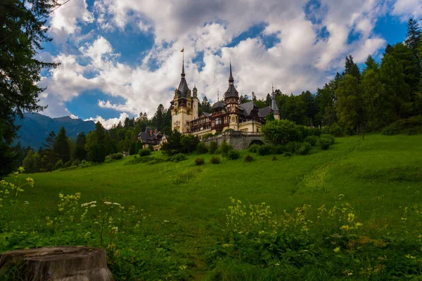 SINAIA, ROMÉNIA: Belo Castelo de Peles em Sinaia, Montanhas Cárpatas, Roménia — Fotografia de Stock