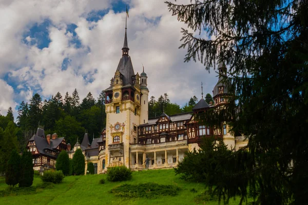 Synaj, Rumunia: Piękny Zamek Peles na Synaju, Karpaty, Rumunia — Zdjęcie stockowe