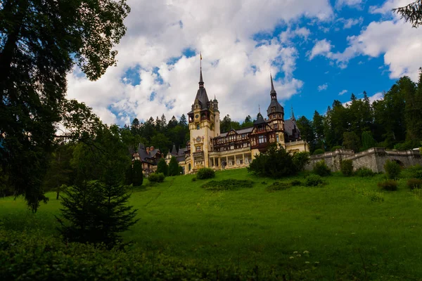 Sinaia, Roemenië: Prachtig Peles kasteel in Sinaia, Karpaten gebergte, Roemenië — Stockfoto