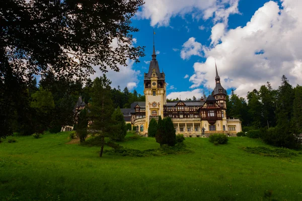 SINAIA, ROMANIA: Beautiful Peles Castle in Sinaia, Carpathian Mountains, Romania — Stock Photo, Image