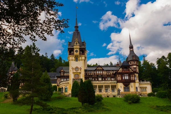 SINAIA, ROMANIA: Bellissimo Castello di Peles a Sinaia, Carpazi, Romania — Foto Stock