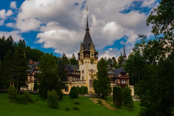 Sinaia, Roemenië: Prachtig Peles kasteel in Sinaia, Karpaten gebergte, Roemenië — Stockfoto