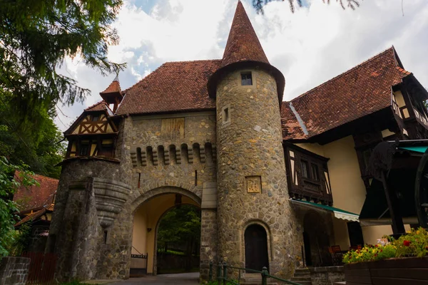 SINAIA, RUMANIA: Hermosa puerta vieja. Edificios cerca del Castillo de Pelesh en Sinaia, Rumania — Foto de Stock