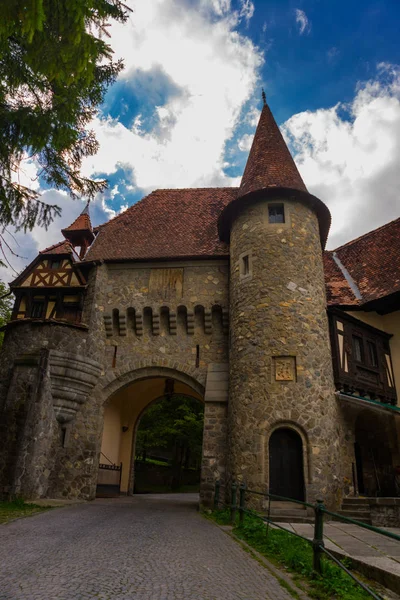 SINAIA, ROMANIA: gerbang tua yang indah. Bangunan dekat Puri Pelesh di Sinaia, Rumania — Stok Foto