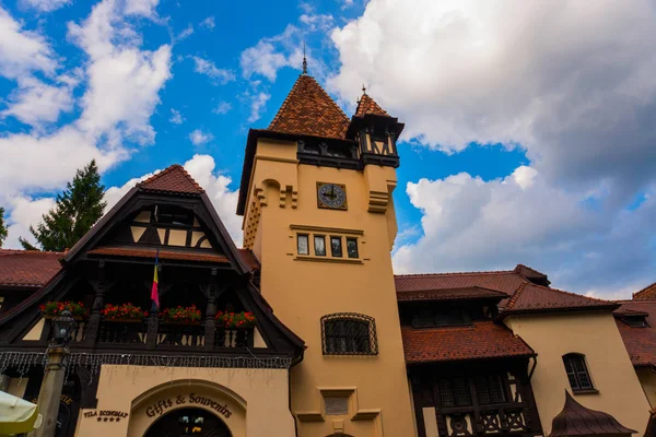 SINAIA, ROMANIA: Edificios cerca del Castillo de Pelesh en Sinaia, Rumania — Foto de Stock