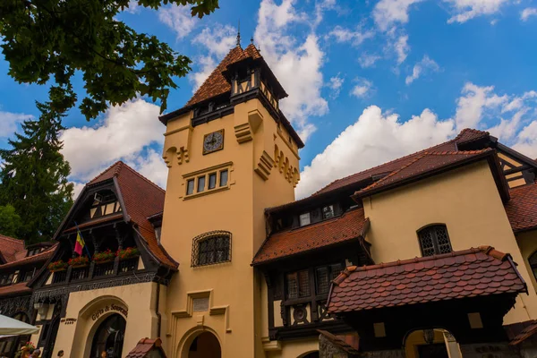 SINAIA, ROMANIA: Edificios cerca del Castillo de Pelesh en Sinaia, Rumania — Foto de Stock